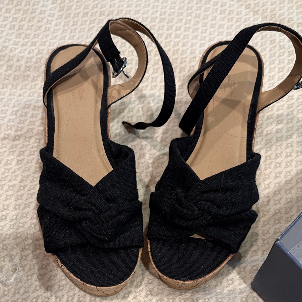 Universal Thread Black Knotted Sandals